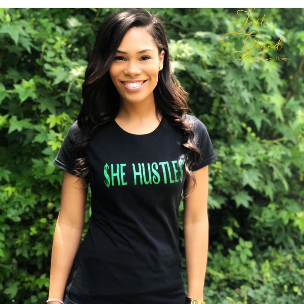 🤑 She Hustles 🤑 Unisex Tee 🤑